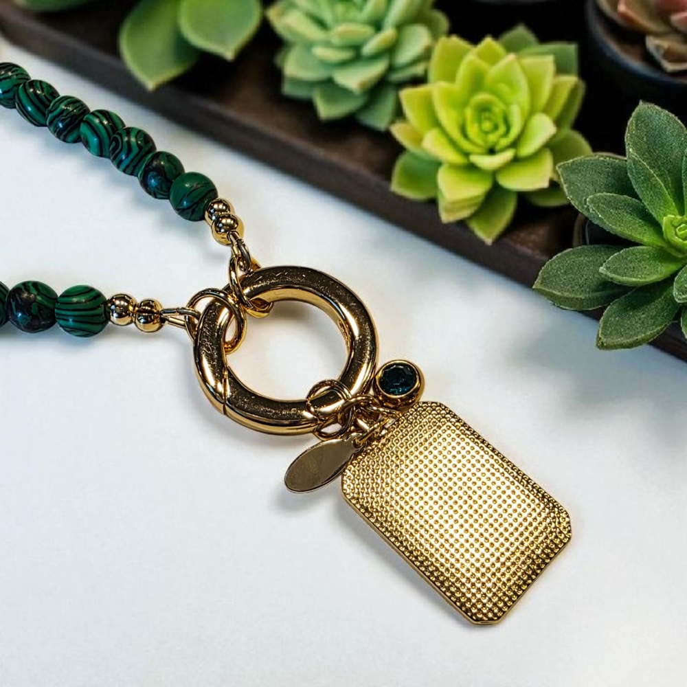 SALE!! Elegant Malachite and Gold Pendant Necklace - Picture 3 of 5
